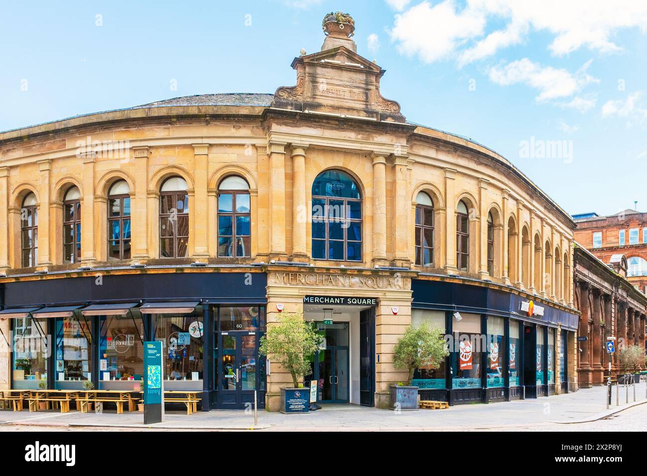 Merchant Square, Glasgow. Ursprünglich war der Käsemarkt in Glasgows Kaufmannsstadt, der heute mehrere Restaurants beherbergt und für Konzerte genutzt wird. Stockfoto