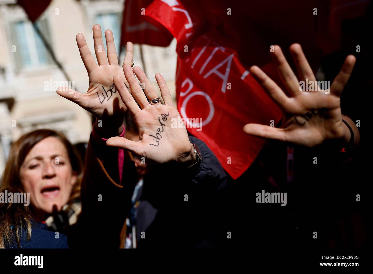 Le donne dei Sindacati CGIL e UIL organizzano una manifestazione davanti al palazzo del Senato per protestare contro la presenza delle Associazioni antiabortiste nei Consultori inserita con un articolo di attuazione del PNRR - Cronaca - Roma, Italia - Martedì 23, Aprile 2024 (foto Cecilia Fabiano/LaPresse) die Frauen der Gewerkschaften CGIL und UIL organisieren eine Demonstration vor dem Senatsgebäude, um gegen die Präsenz von Anti-Abtreibung-Verbänden in den öffentlichen Kliniken für die Gesundheit der Frauen zu protestieren, die in einem artikel zur Umsetzung des PNRR enthalten sind - Nachrichten - Rom, Italien -, Dienstag Stockfoto