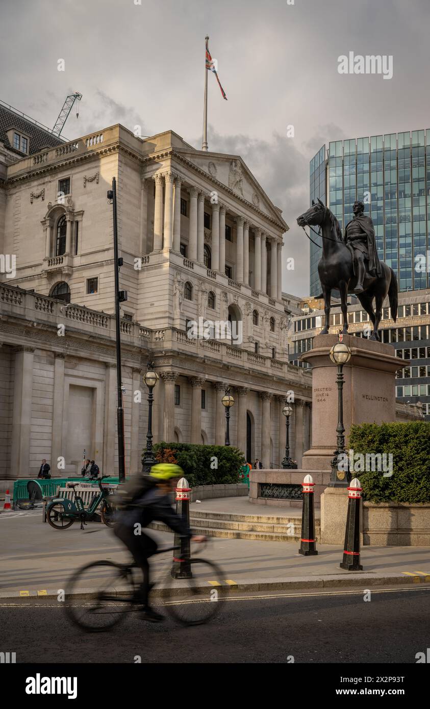 London, UK: Gebäude der Bank of England in der City of London mit der Reiterstatue des Duke of Wellington und Radfahrer im Vordergrund. Stockfoto