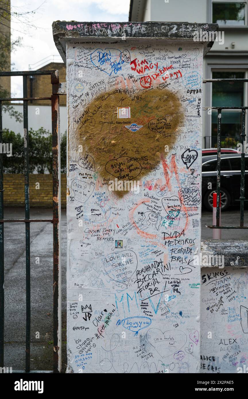 Graffiti an den Torpfosten in den Abbey Road Studios, dem legendären Musikstudio in St John's Wood London, England Stockfoto