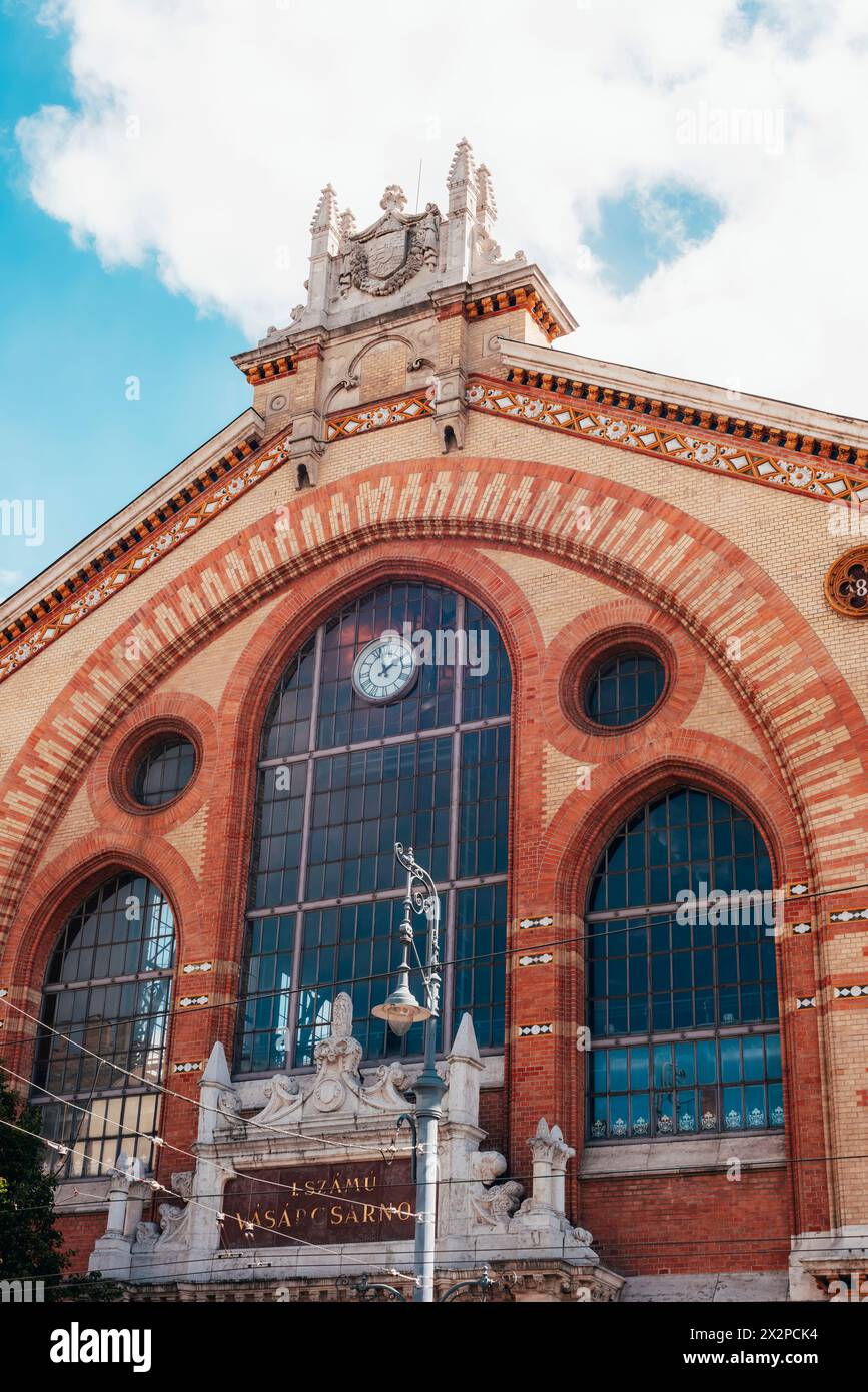 Fragment des Gebäudes der zentralen Markthalle in Budapest, Ungarn. Stockfoto
