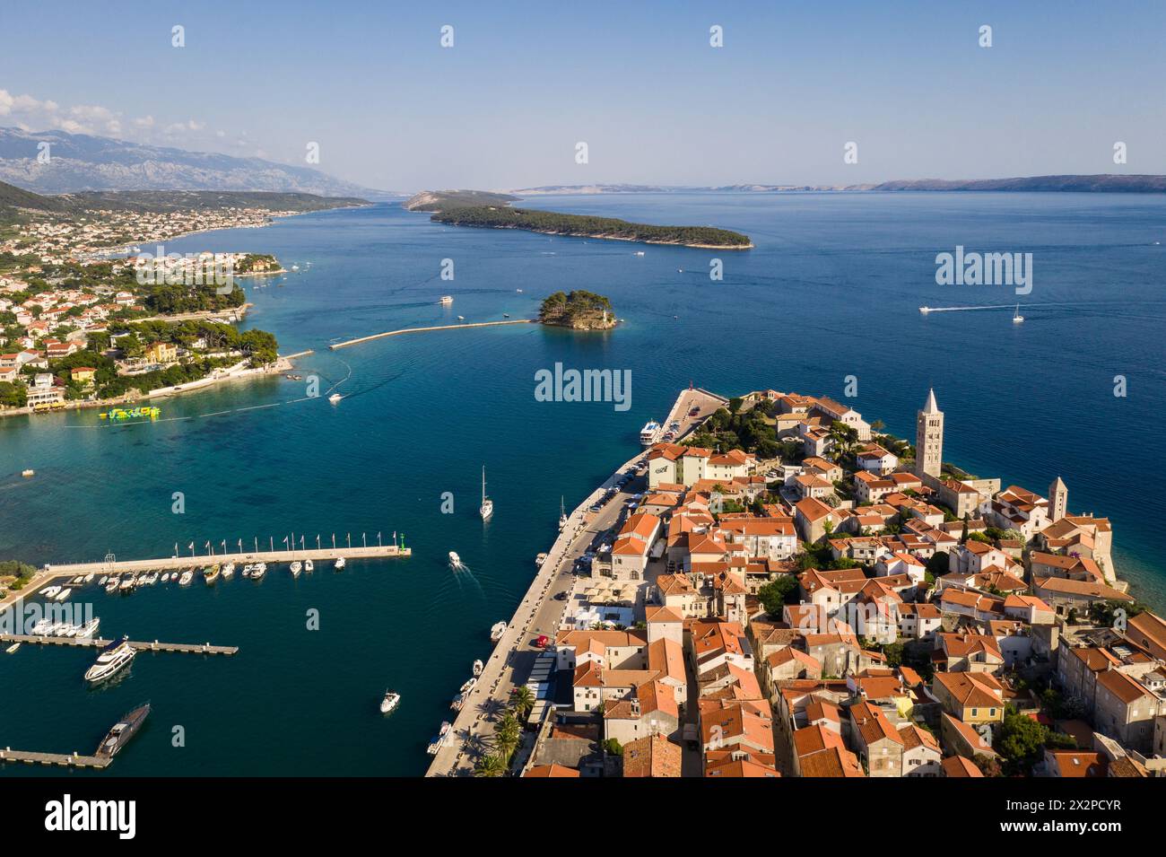 Rab, Kroatien: Luftaufnahme der berühmten mittelalterlichen Altstadt von Rab an der Adria in Kroatien an einem sonnigen Sommertag Stockfoto