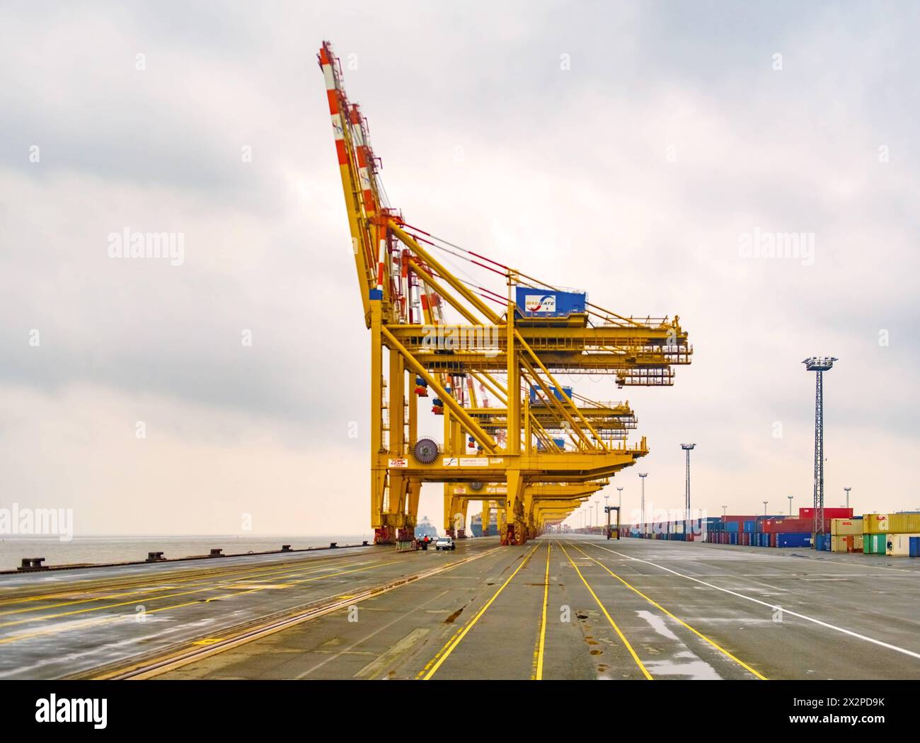 Das DATUM DER AUFZEICHNUNG ist NICHT ANGEGEBEN Hafenkrane im Hafen von Bremerhaven Hafenkrane im Hafen von Bremerhaven MSC-Gate. 15.04.2023 *** Hafenkrane im Hafen von Bremerhaven Hafenkrane im Hafen von Bremerhaven MSC Gate 15 04 2023 Copyright: JOKER/HadyxKhandani JOKER230415539905 Stockfoto