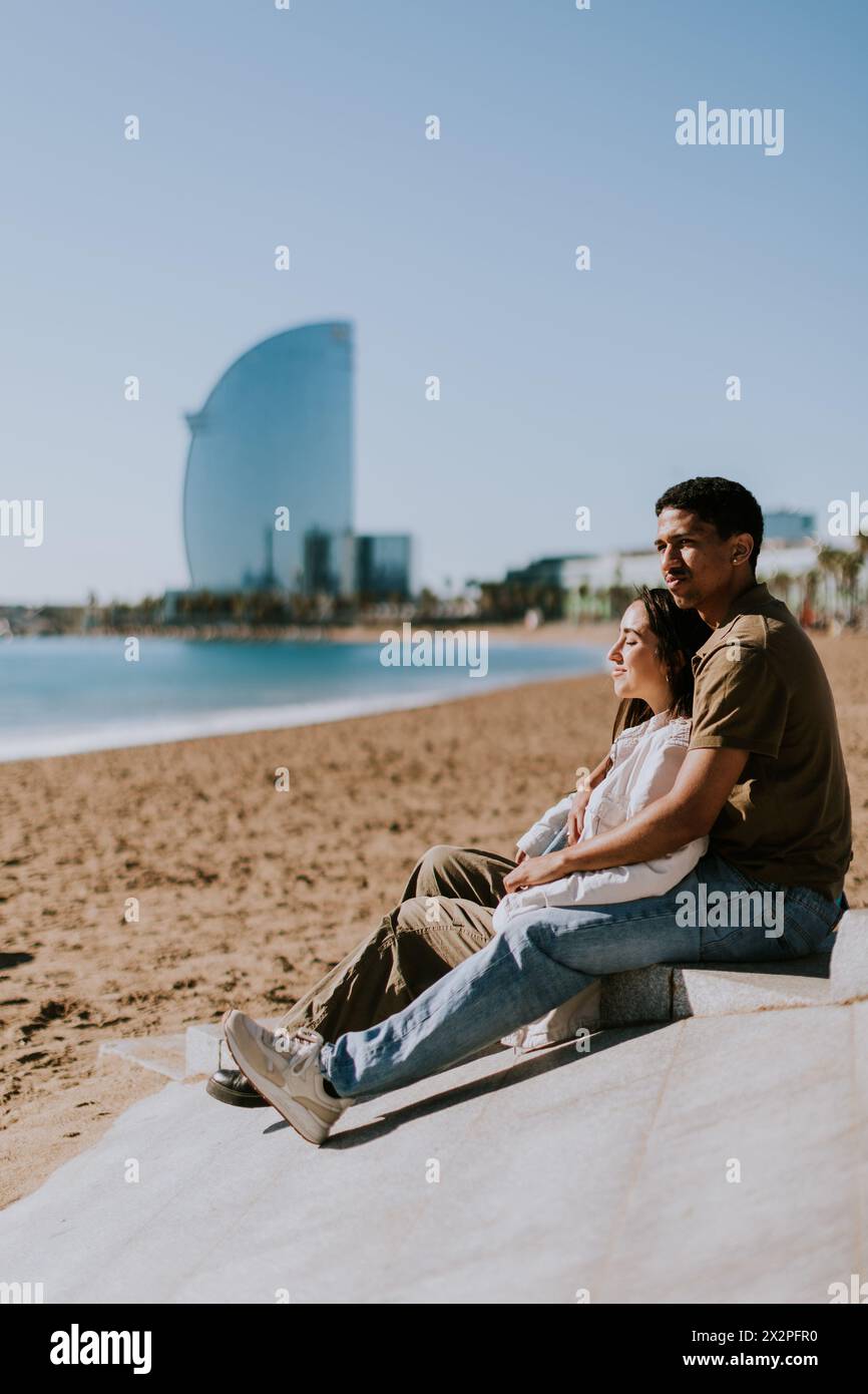 Entspannen Sie sich an den Sandstränden von Barcelonas mit dem berühmten Hotel im Hintergrund Stockfoto