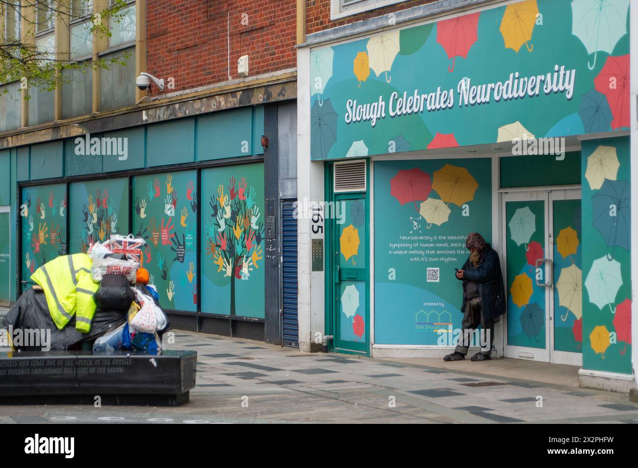 Slough, Berkshire, Großbritannien. April 2024. Der tragische Anblick eines Obdachlosen aus Osteuropa, mit all seinen weltlichen Besitztümern, die in Plastiktüten von einem Einkaufswagen in der Slough High Street hängen. Das neue Gesetz über Strafrechtspflege wird derzeit vom Parlament durchlaufen und würde es der Polizei ermöglichen, „belästigende“ Schläfer mit Geldbußen zu belegen. Das Gesetz würde bedeuten, dass raue Schläfer weitergezogen werden könnten, mit einer Geldstrafe von bis zu 2.500 Pfund belegt oder inhaftiert werden könnten. Quelle: Maureen McLean/Alamy Live News Stockfoto