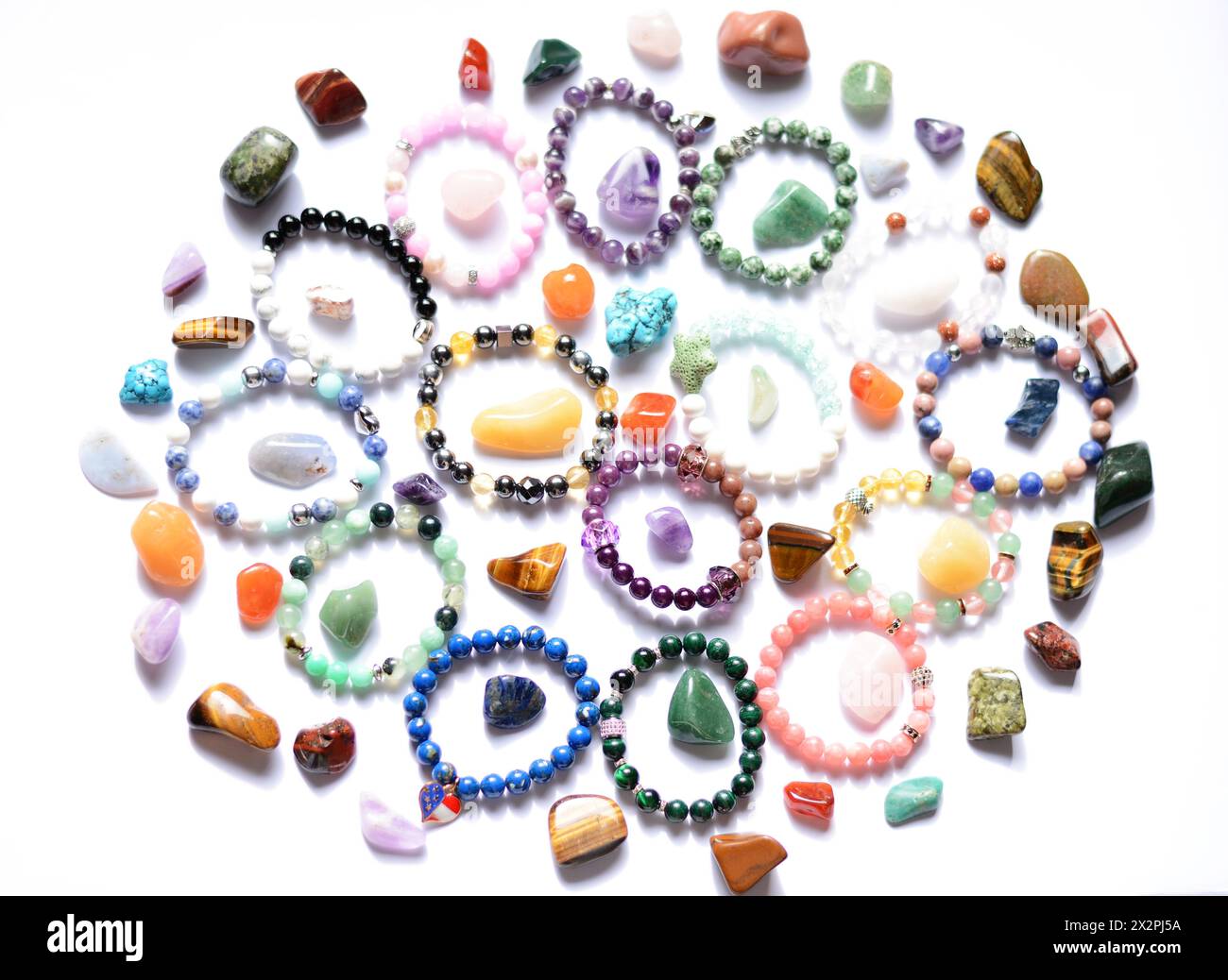 Die Kollektion wunderschöner roher Mineralsteine, ergänzt durch handgefertigte, einzigartige Armbänder, jeder Edelstein ist einzigartig in seinem eigenen Muster Stockfoto