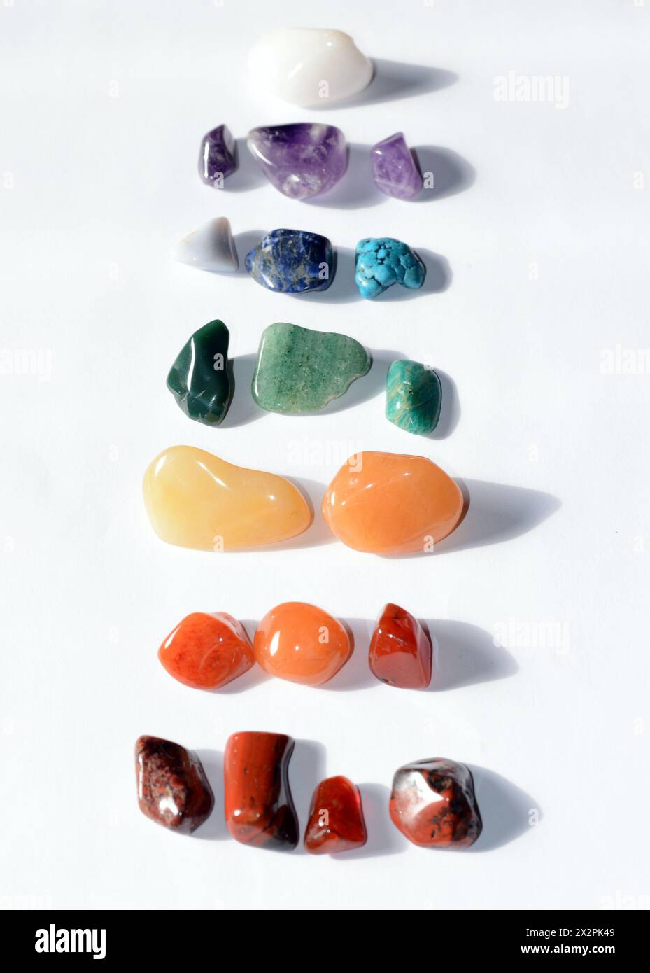 Sammlung verschiedener roher Edelsteine, einschließlich Tigerauge, Amethyst, Quarz, jaspis, die natürliche Schönheit und Energie von Heilsteinen zeigen Stockfoto