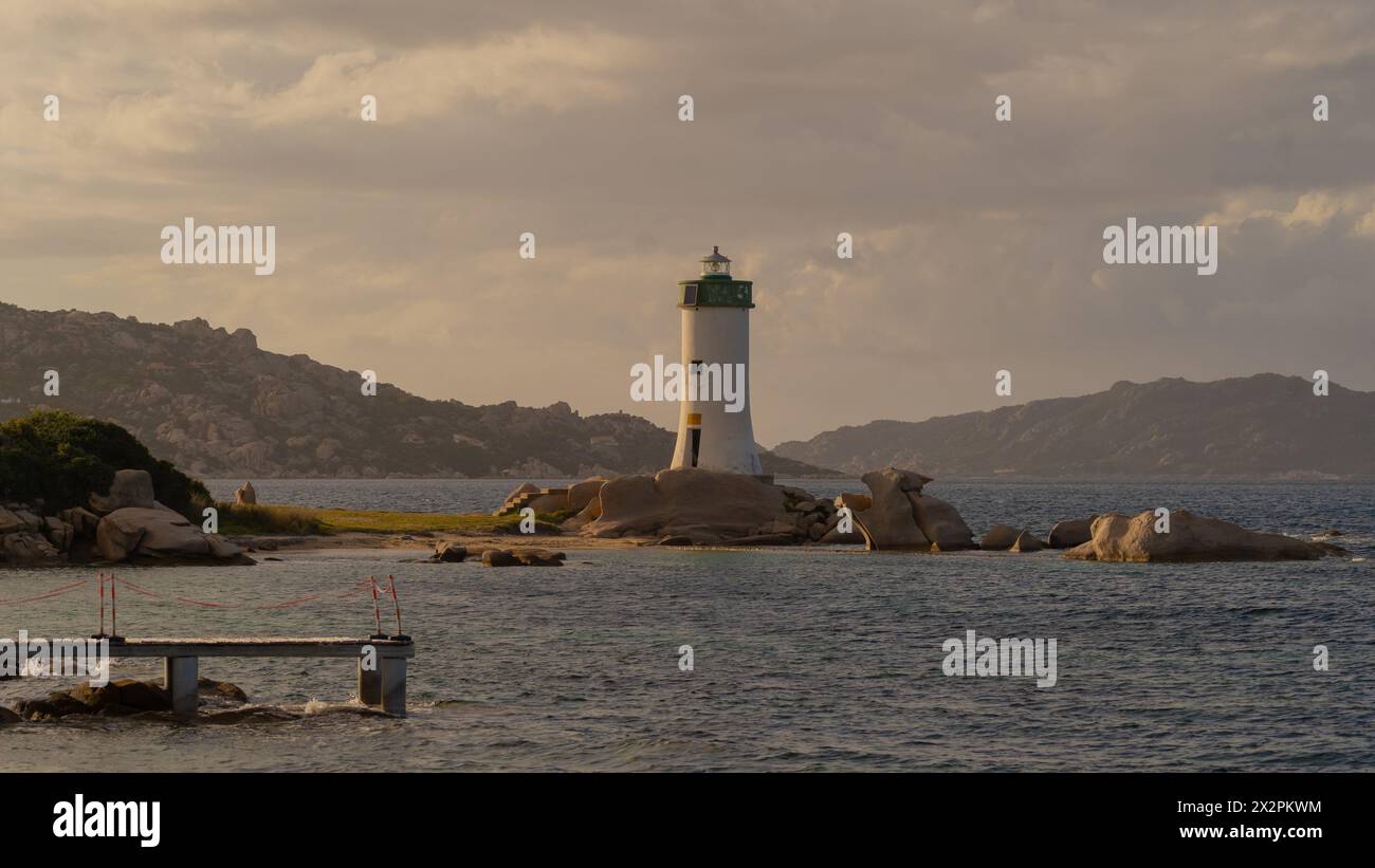 Leuchtturm Capo d'Orso in Palau im Norden Sardiniens während des Frühlingssonnenverganges Stockfoto