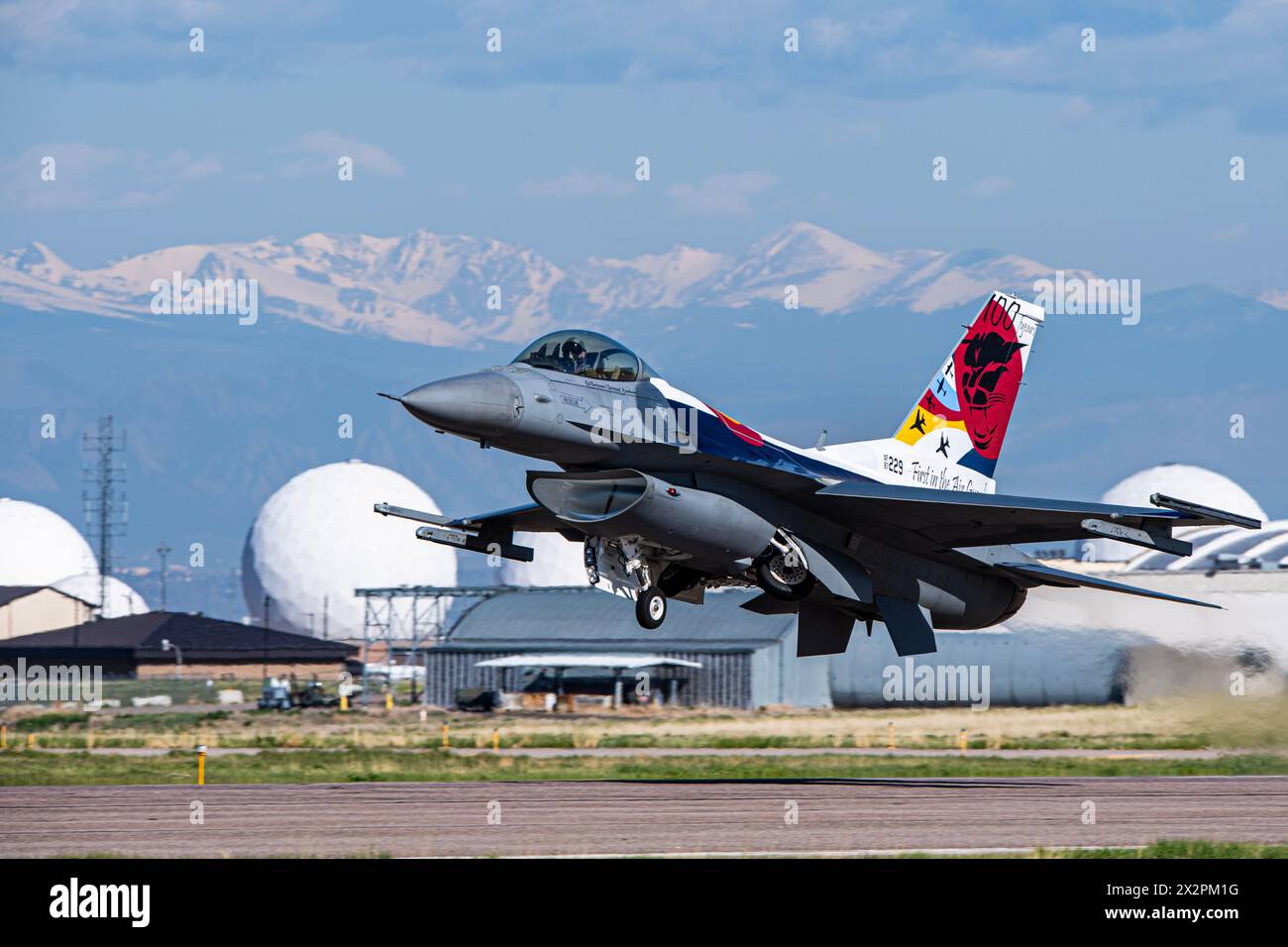 Ein F-16C Fighting Falcon, der der 120th Fighter Squadron, Colorado Air National Guard zugewiesen ist, startet am 8. Mai von der Buckley Air Force Base, Colorado. Stockfoto