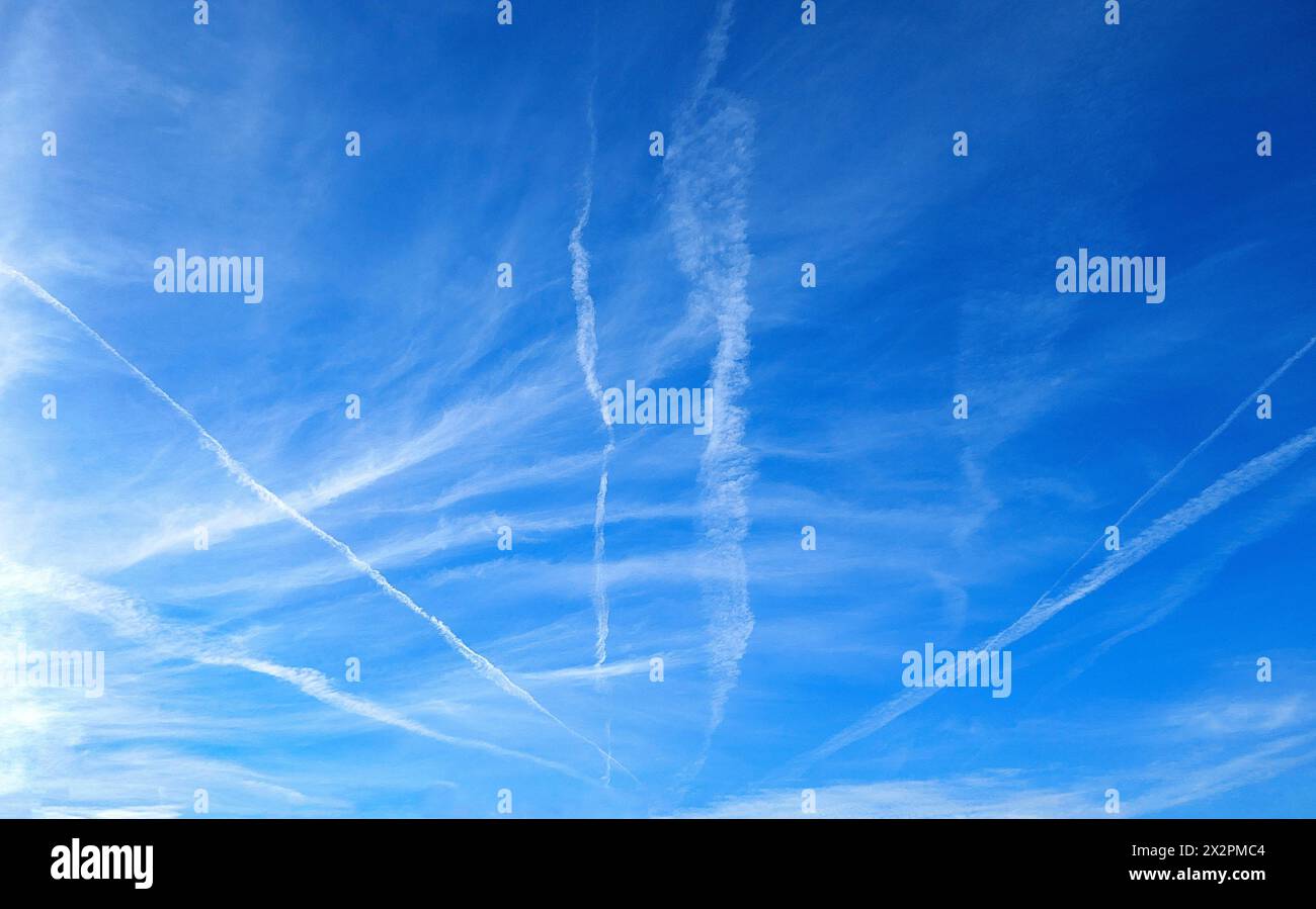 Jet-Kondensstreifen schmücken den Winterhimmel in Nord-Zentral-Florida. Stockfoto