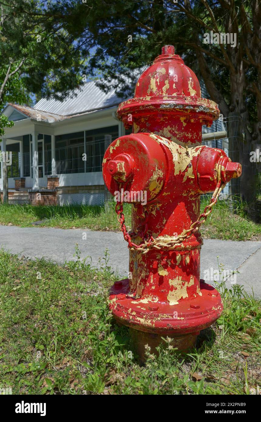 Eine kleine Stadt im Norden Floridas hat ihre Hydranten rot und gelb gestrichen. Stockfoto