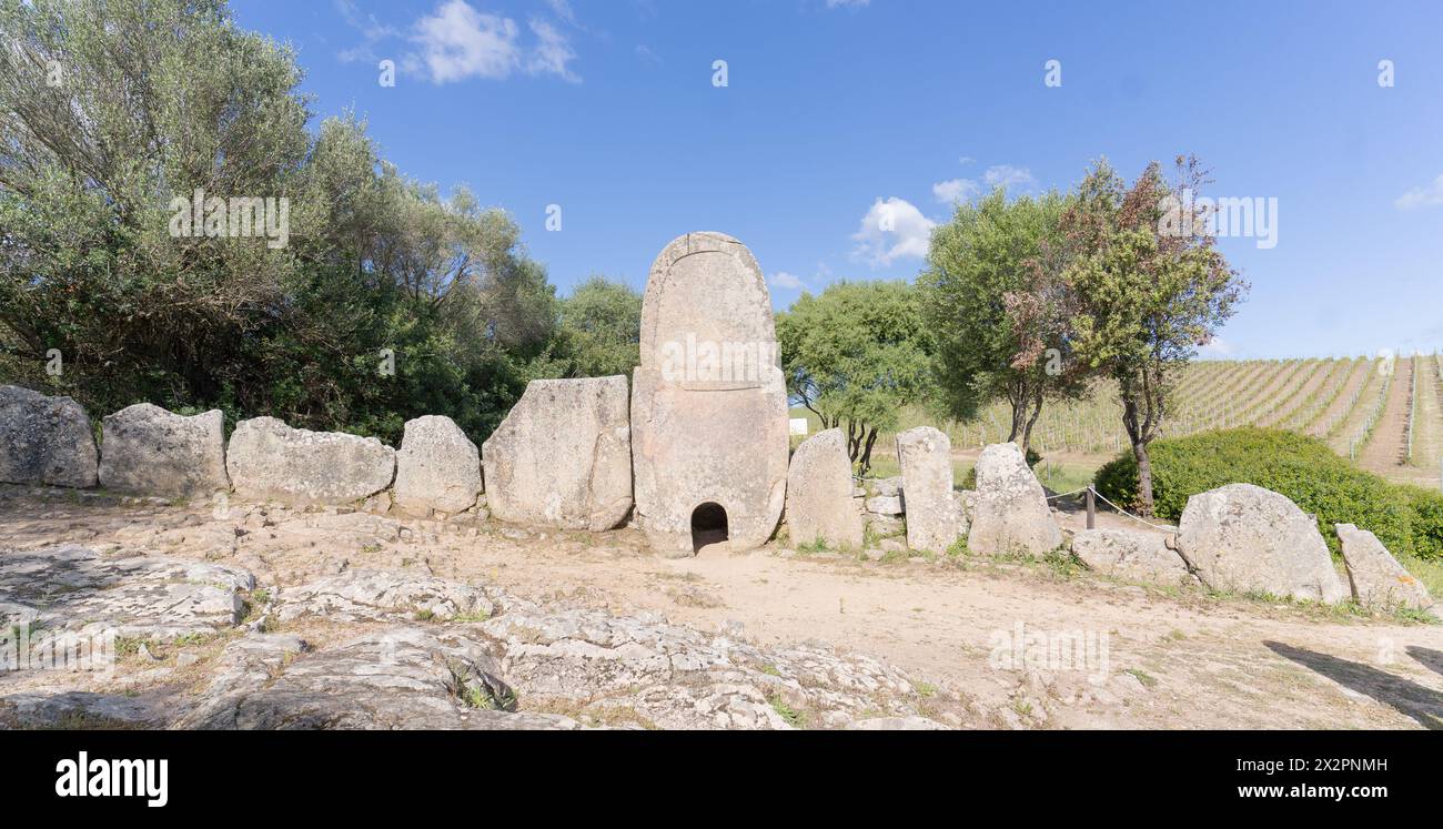 Archäologische Ruinen der Nuragischen Nekropole Giants Grabmal von Coddu Vecchiu - arzachena Stockfoto