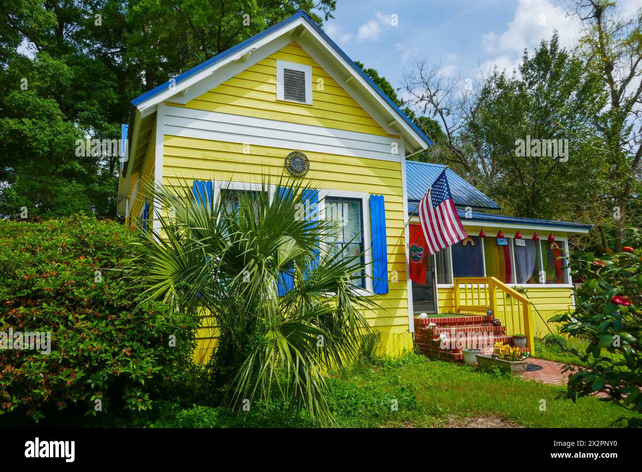 Gelbes Holzrahmenhaus in einer kleinen Stadt in Nord-Florida. Stockfoto