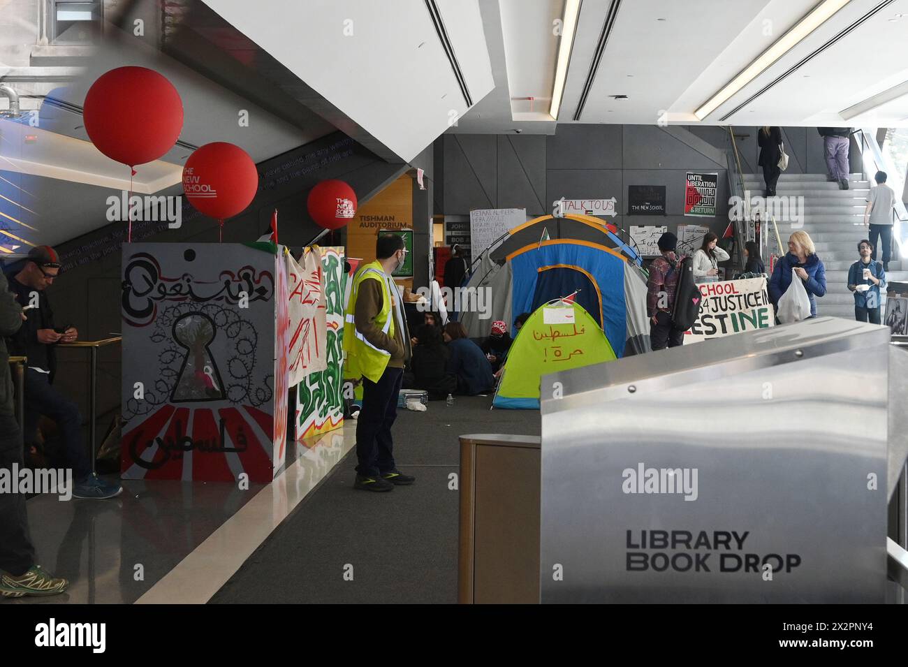 New York, USA. April 2024. Pro-palästinensische Demonstranten errichteten ein Lager in der Lobby der New School, New York, New York, NY, 23. April 2024. Mehrere Anti-Israel-Mitglieder finden gleichzeitig auf großen Collegegeländen in New York City statt. (Foto: Anthony Behar/SIPA USA) Credit: SIPA USA/Alamy Live News Stockfoto