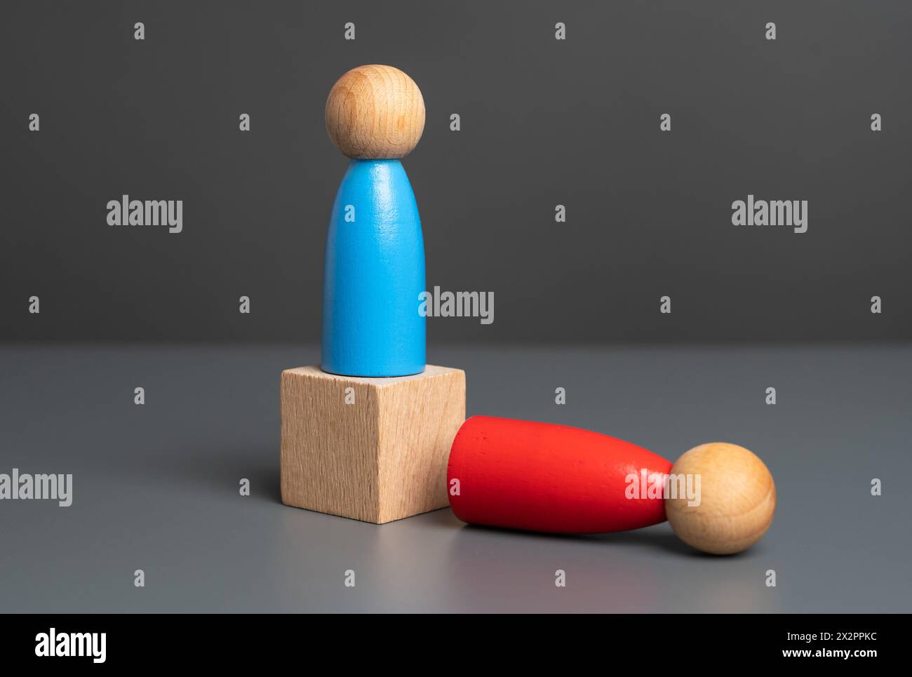 Verdrängen Sie den Gegner. Der Sturz des alten autoritären. Ermutigen Sie die Teilnehmer, sich unter der Flagge des neuen Gewinners anzuschließen. Stockfoto