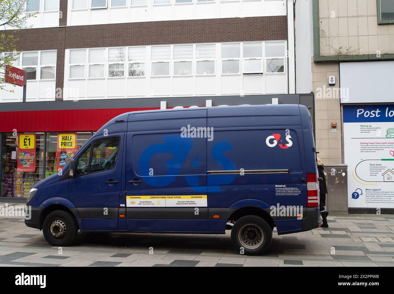 Slough, Berkshire, Großbritannien. April 2024. Ein G4S-Sicherheitswagen vor einem Laden in der Slough High Street. Kredit: Maureen McLean/Alamy Stockfoto