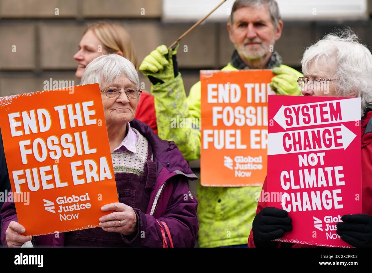 Gruppen wie Friends of the Earth Scotland, Stop Climate Chaos Scotland und Global Justice Now protestieren vor Bute House in Edinburgh, nachdem die schottische Regierung angekündigt hatte, ihr Ziel, die Emissionen bis 2030 um 75 % zu senken, aufzugeben. Bilddatum: Dienstag, 23. April 2024. Stockfoto