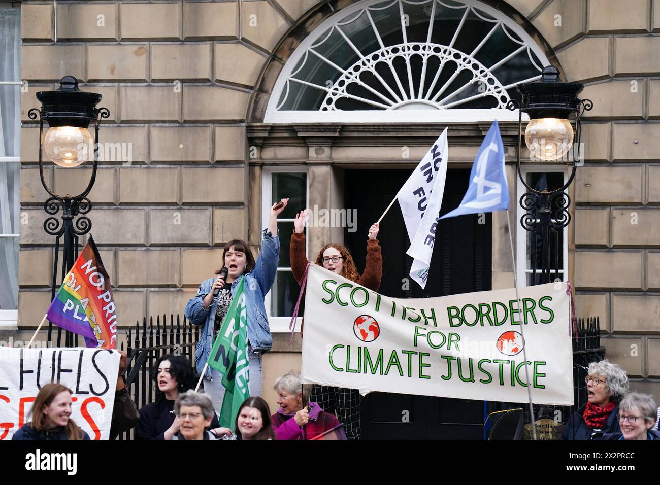 Gruppen wie Friends of the Earth Scotland, Stop Climate Chaos Scotland und Global Justice Now protestieren vor Bute House in Edinburgh, nachdem die schottische Regierung angekündigt hatte, ihr Ziel, die Emissionen bis 2030 um 75 % zu senken, aufzugeben. Bilddatum: Dienstag, 23. April 2024. Stockfoto