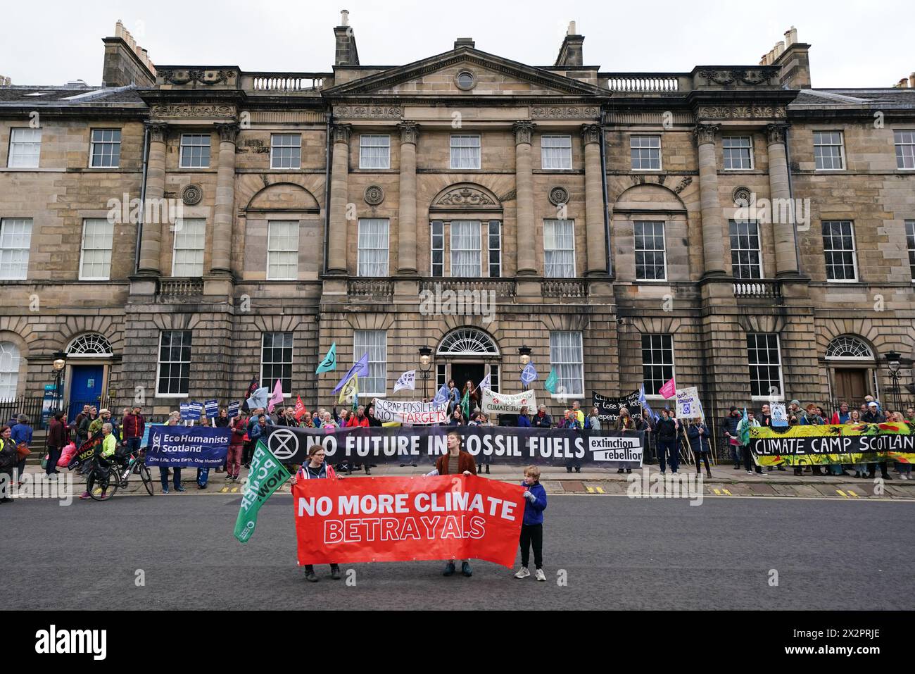 Gruppen wie Friends of the Earth Scotland, Stop Climate Chaos Scotland und Global Justice Now protestieren vor Bute House in Edinburgh, nachdem die schottische Regierung angekündigt hatte, ihr Ziel, die Emissionen bis 2030 um 75 % zu senken, aufzugeben. Bilddatum: Dienstag, 23. April 2024. Stockfoto