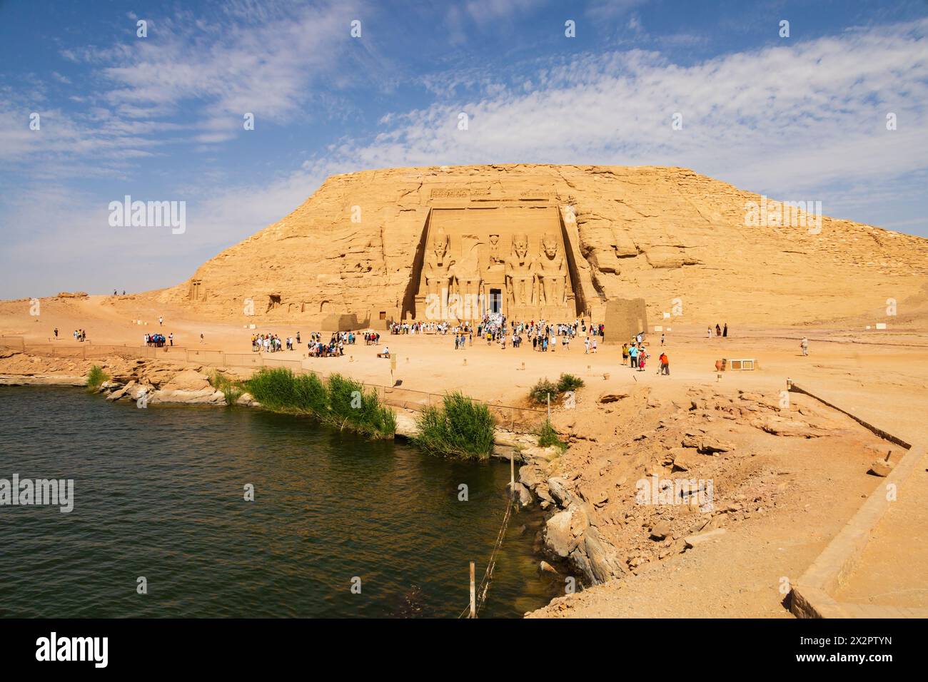 Touristenmassen, der Tempel von Ramses II. Und seiner Königin Nefertari in Abu Simbel, Assuan, Ägypten Stockfoto