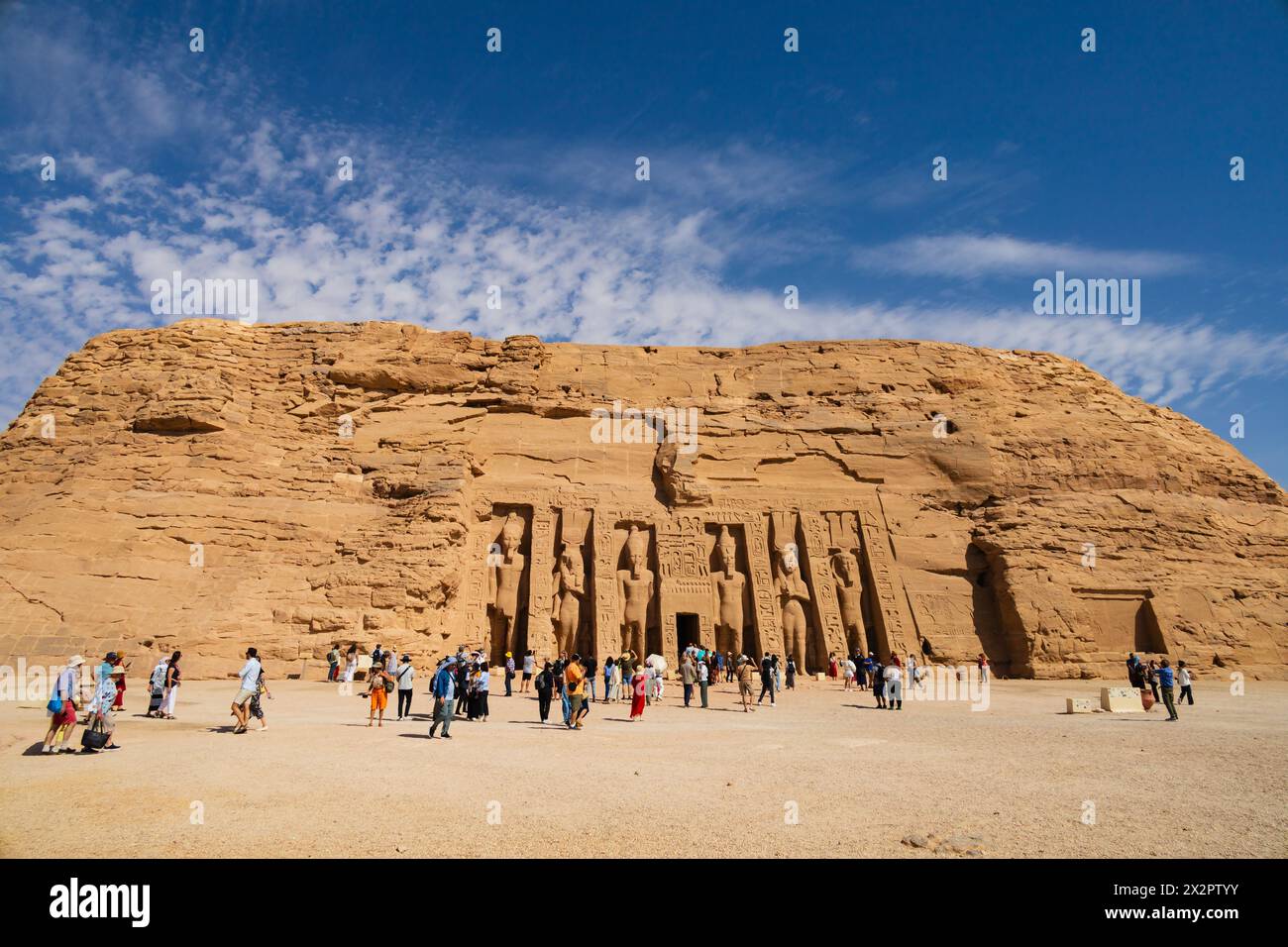 Touristen im Tempel der Königin Nefertari in Abu Simbel, Assuan, Ägypten Stockfoto