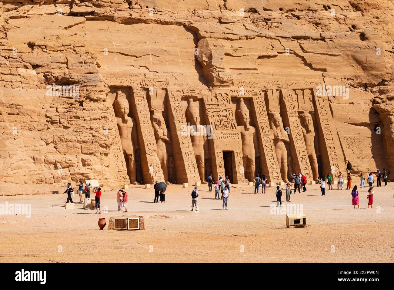 Touristen im Tempel der Königin Nefertari in Abu Simbel, Assuan, Ägypten Stockfoto