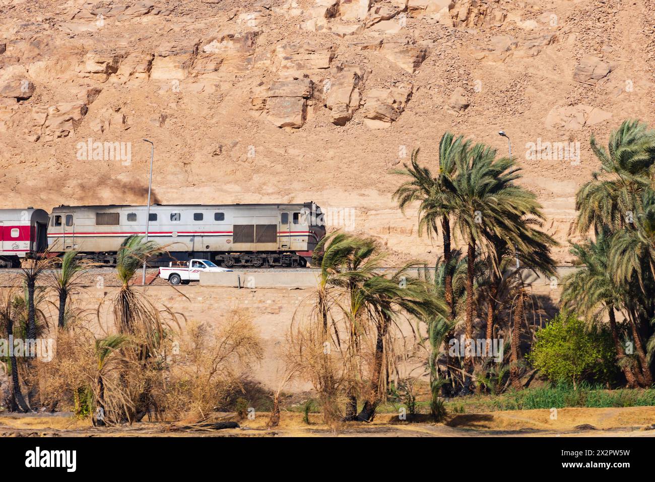 Ägyptische Nationalbahnen, Dieselmotor Henschel AA22T am Ufer des Nils. Assuan, Ägypten. Stockfoto