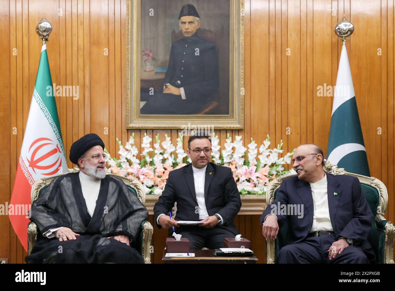 Islamabad, Pakistan. April 2024. Der iranische Präsident EBRAHIM RAISI (L) trifft sich am Montag, den 22. April 2024, im Haus des Präsidenten in Islamabad, Pakistan, mit seinem pakistanischen Amtskollegen ASIF ALI ZARDARI (R). Die iranischen und pakistanischen Staats- und Regierungschefs haben bei einem Treffen am Montag geschworen, die wirtschaftliche und sicherheitspolitische Zusammenarbeit zu verstärken, da die beiden Länder versuchen, einen diplomatischen Graben zu überwinden. (Credit Image: © Iranian Presidency via ZUMA Press Wire) NUR REDAKTIONELLE VERWENDUNG! Nicht für kommerzielle ZWECKE! Stockfoto