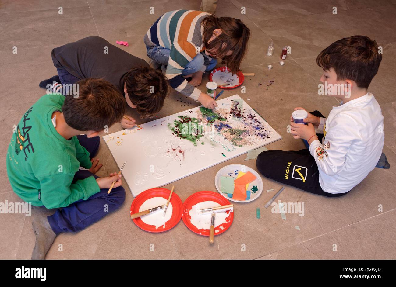 Italien, Sizilien, Marina di Ragusa (Provinz Ragusa); 9. April 2024, Kinder spielen auf dem Boden bei einer Geburtstagsfeier - EDITORIAL Stockfoto