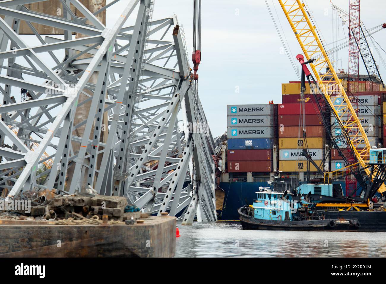 Dundalk, Vereinigte Staaten Von Amerika. April 2024. Dundalk, Vereinigte Staaten von Amerika. 20. April 2024. Bergungsarbeiter entfernen am 21. April 2024 die Wrackteile der zerfallenen Francis Scott Key Bridge, um den Betrieb im Hafen von Baltimore wiederherzustellen, der durch den Kanal Fort McHenry führt, in der Nähe von Dundalk, Maryland. Die Brücke wurde am 26. März von dem 984-Fuß-Containerschiff MV Dali getroffen und stürzte zusammen, wobei sechs Arbeiter ums Leben kamen. Quelle: Christopher Rosario/U.S. Army/Alamy Live News Stockfoto