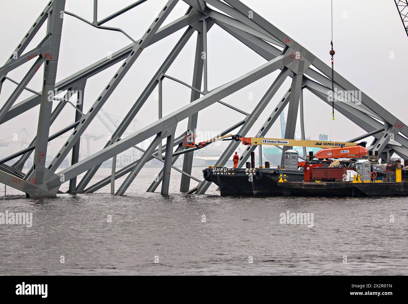 Dundalk, Vereinigte Staaten Von Amerika. April 2024. Dundalk, Vereinigte Staaten von Amerika. 18. April 2024. Bergungsarbeiter entfernen weiterhin die Wrackteile der zerfallenen Francis Scott Key Bridge, um den Betrieb im Hafen von Baltimore über den Kanal Fort McHenry am 18. April 2024 in der Nähe von Dundalk, Maryland, wiederherzustellen. Die Brücke wurde am 26. März von dem 984-Fuß-Containerschiff MV Dali getroffen und stürzte zusammen, wobei sechs Arbeiter ums Leben kamen. Quelle: Dylan Burnell/U.S. Army/Alamy Live News Stockfoto
