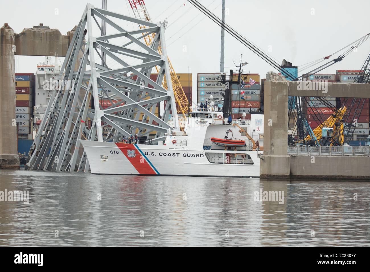 Dundalk, Vereinigte Staaten Von Amerika. April 2024. Dundalk, Vereinigte Staaten von Amerika. 20. April 2024. Die US Coast Guard Cutter Diligence hilft bei der Entfernung der Wrackteile der zerfallenen Francis Scott Key Bridge, um den Betrieb im Hafen von Baltimore durch den Fort McHenry Kanal am 21. April 2024 in der Nähe von Dundalk, Maryland, wiederherzustellen. Die Brücke wurde am 26. März von dem 984-Fuß-Containerschiff MV Dali getroffen und stürzte zusammen, wobei sechs Arbeiter ums Leben kamen. Quelle: Christopher Rosario/U.S. Army/Alamy Live News Stockfoto