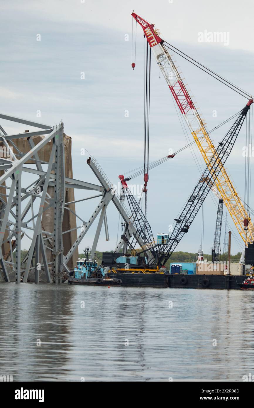 Dundalk, Vereinigte Staaten Von Amerika. April 2024. Dundalk, Vereinigte Staaten von Amerika. 20. April 2024. Bergungsarbeiter entfernen am 21. April 2024 die Wrackteile der zerfallenen Francis Scott Key Bridge, um den Betrieb im Hafen von Baltimore wiederherzustellen, der durch den Kanal Fort McHenry führt, in der Nähe von Dundalk, Maryland. Die Brücke wurde am 26. März von dem 984-Fuß-Containerschiff MV Dali getroffen und stürzte zusammen, wobei sechs Arbeiter ums Leben kamen. Quelle: Christopher Rosario/U.S. Army/Alamy Live News Stockfoto