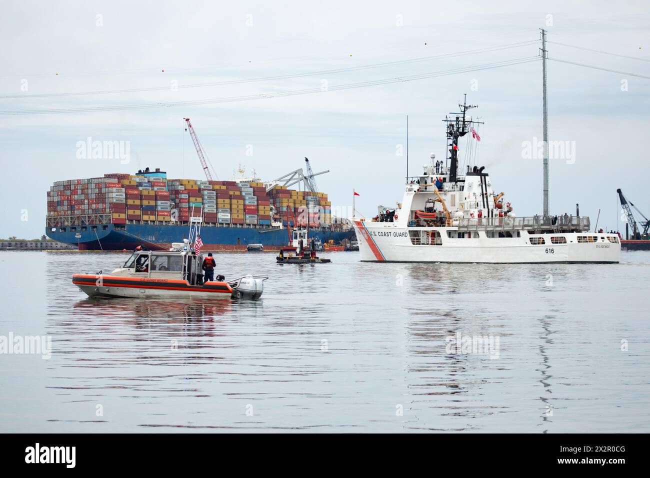 Dundalk, Vereinigte Staaten Von Amerika. April 2024. Dundalk, Vereinigte Staaten von Amerika. 20. April 2024. Die US Coast Guard Cutter Diligence hilft bei der Entfernung der Wrackteile der zerfallenen Francis Scott Key Bridge, um den Betrieb im Hafen von Baltimore durch den Fort McHenry Kanal am 21. April 2024 in der Nähe von Dundalk, Maryland, wiederherzustellen. Die Brücke wurde am 26. März von dem 984-Fuß-Containerschiff MV Dali getroffen und stürzte zusammen, wobei sechs Arbeiter ums Leben kamen. Quelle: Christopher Rosario/U.S. Army/Alamy Live News Stockfoto