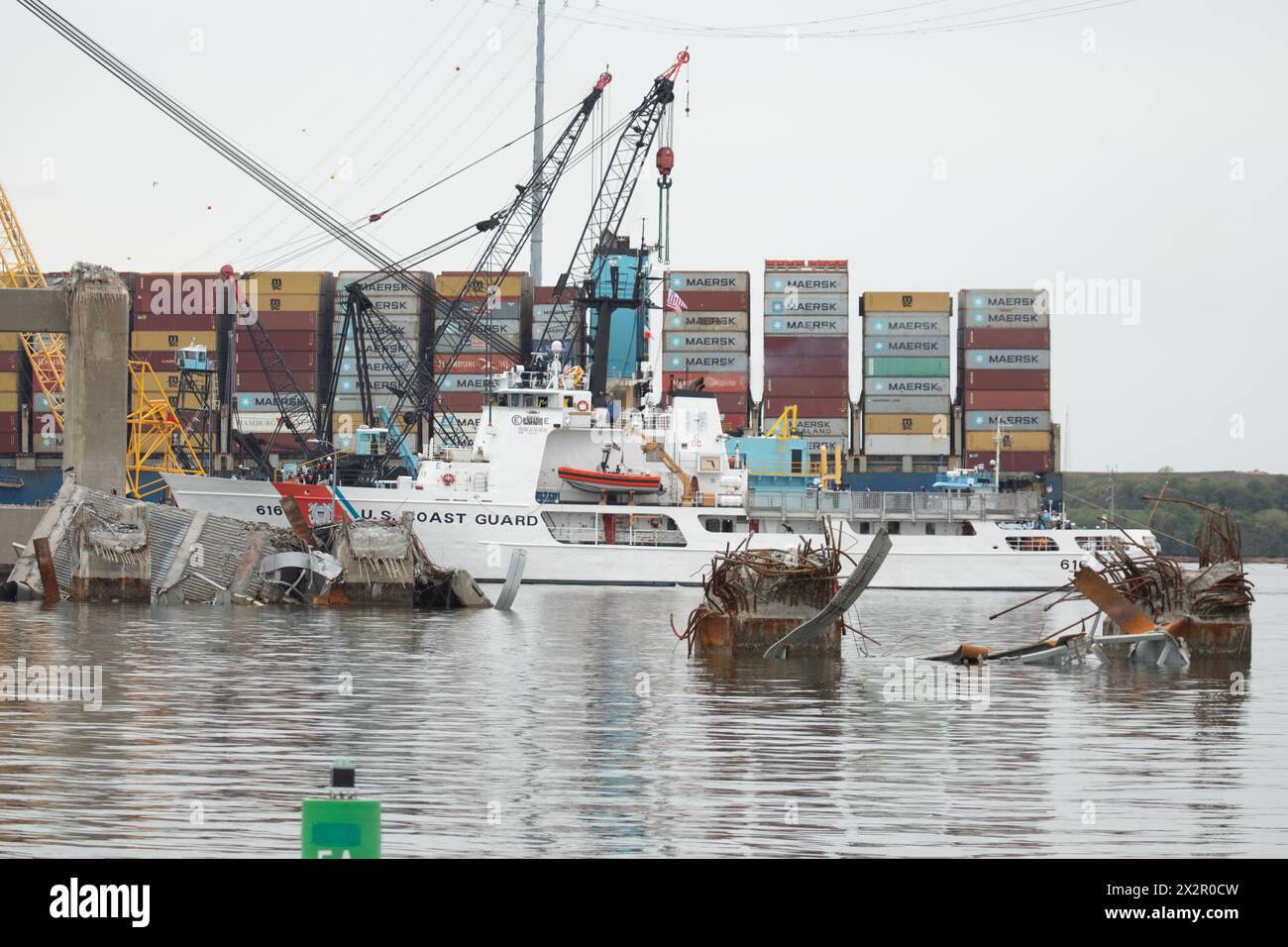Dundalk, Vereinigte Staaten Von Amerika. April 2024. Dundalk, Vereinigte Staaten von Amerika. 20. April 2024. Die US Coast Guard Cutter Diligence hilft bei der Entfernung der Wrackteile der zerfallenen Francis Scott Key Bridge, um den Betrieb im Hafen von Baltimore durch den Fort McHenry Kanal am 21. April 2024 in der Nähe von Dundalk, Maryland, wiederherzustellen. Die Brücke wurde am 26. März von dem 984-Fuß-Containerschiff MV Dali getroffen und stürzte zusammen, wobei sechs Arbeiter ums Leben kamen. Quelle: Christopher Rosario/U.S. Army/Alamy Live News Stockfoto