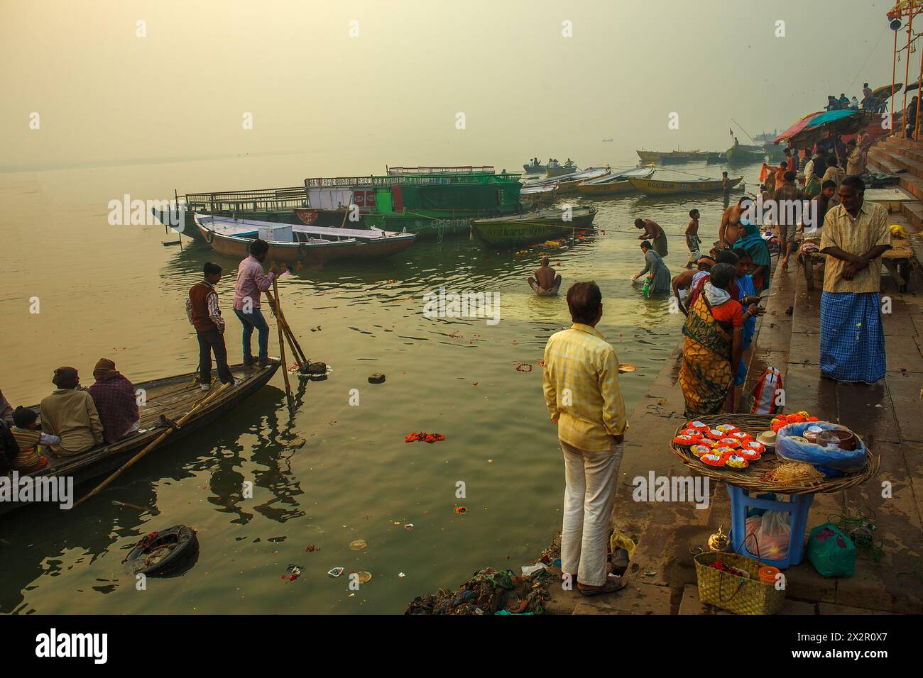 Pilger am und im Ganges River an einem nebeligen Morgen in Varanasi, Indien Stockfoto