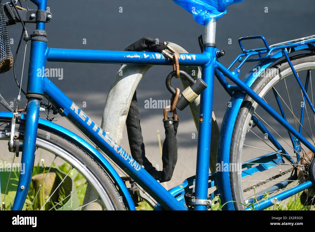 Düsseldorf 23.04.2024 Fahrradschloss Diebstahlssicherung Schloss Metallschloss Sicherung Diebstahl Schließzylinder Lockpicking Fahrraddiebstahl Versicherung Fahrradklau Kriminalitätsstatistik Kettler Alurad Düsseldorf Nordrhein-Westfalen Deutschland *** Düsseldorf 23 04 2024 Fahrradschloss Diebstahlsicherung Metallschloss Stahlschloss Diebstahlsicherung Schließzylinder Lockpicking Fahrraddiebstahl Versicherung Fahrraddiebstahl Kriminalstatistik Kettler Alurad Düsseldorf Nordrhein-Westfalen Deutschland Stockfoto