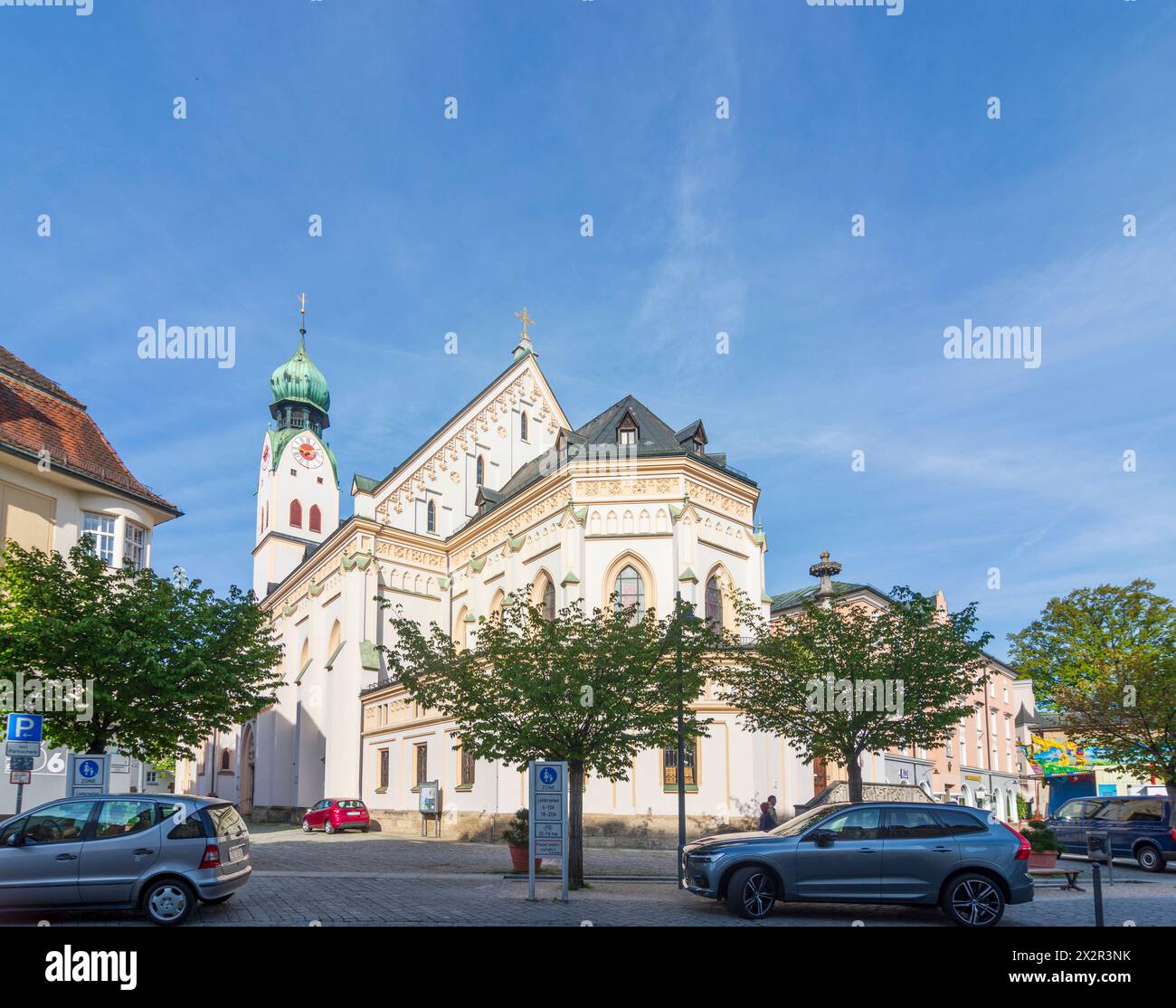 Rosenheim: Platz Ludwigsplatz, Kirche St. Nikolaus in Oberbayern, Chiemsee Alpenland, Oberbayern, Bayern, Bayern, Deutschland Stockfoto