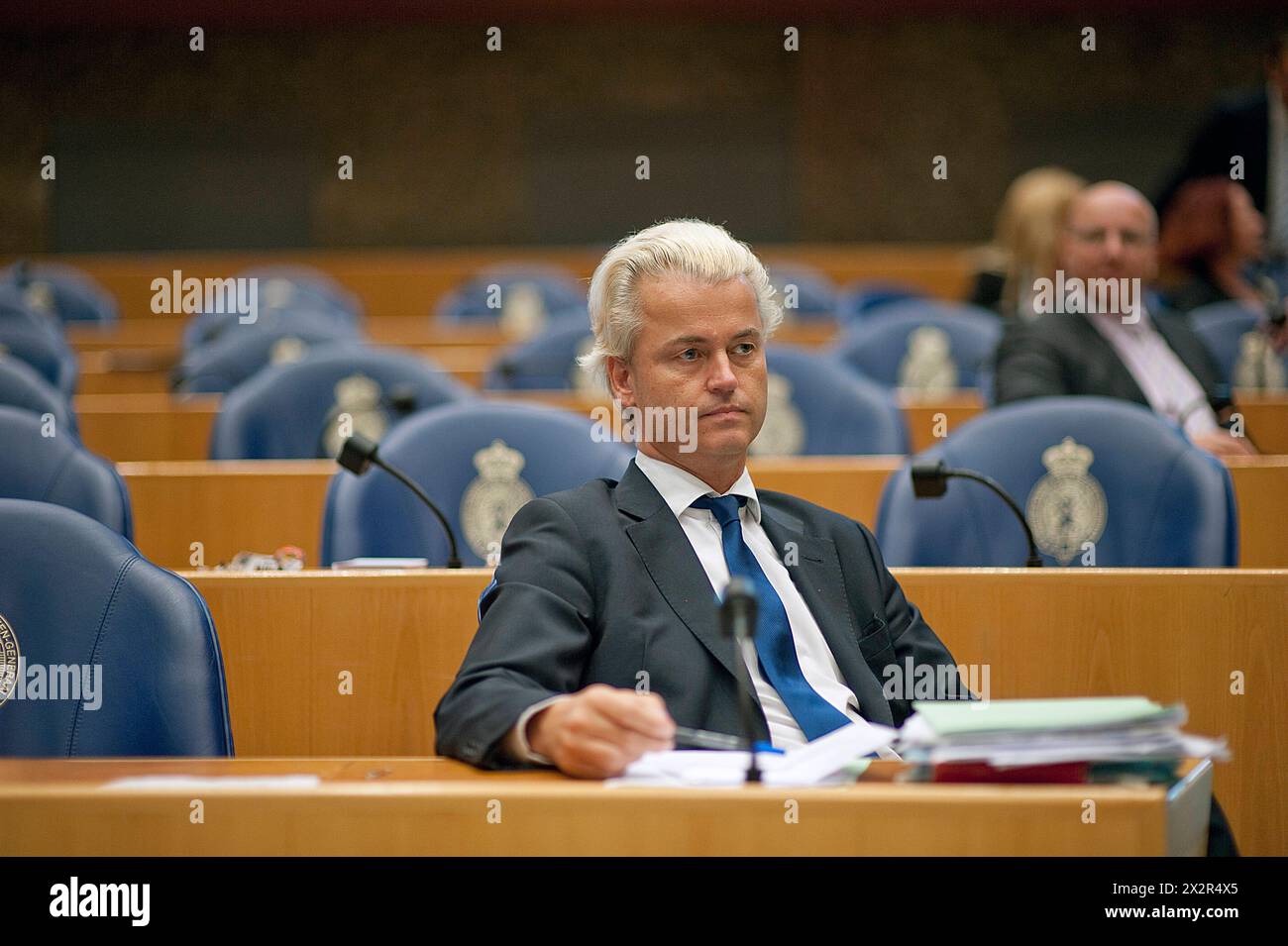 Abgeordneter Geert Wilders Abgeordneter Geert Wilders PVV / Partij voor de Vrijheid oder Partei für die Freiheit während einer Debatte, sitzend und in seinem Sitz in der zweiten Kammer. September 2011. Binnenhof, Den Haag, Niederlande. Den Haag, s-Gravenhage Tweede Kamer der Staten Generaal Zuid-Holland Nederland Copyright: XGuidoxKoppesxPhotox Stockfoto