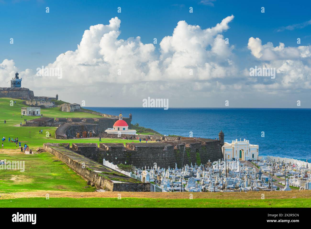 San Juan, Puerto Rico auf dem historischen Küstenfriedhof und Fort. Stockfoto
