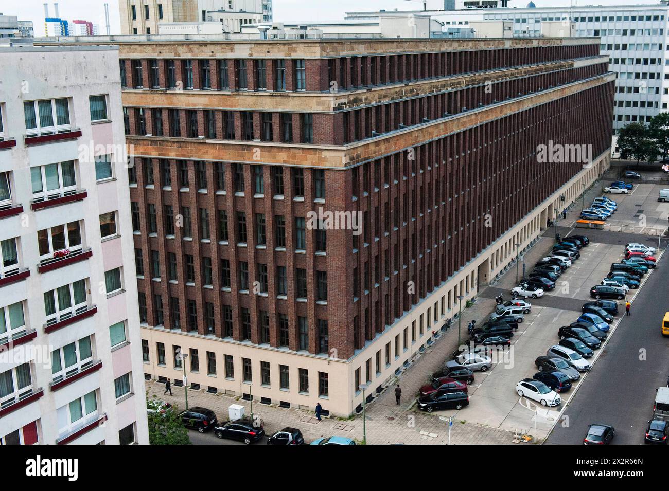 Ehemaliges ostdeutsches Polizeihauptquartier ehemaliges ostdeutsches Polizeihauptquartier, genutzt von der Volkspolitzei der DDR. Das Gebäude wird immer noch von der Polizei genutzt. Berlin, Deutschland. Berlin Keibelstrasse Berlin Deutschland Copyright: XGuidoxKoppesxPhotox Stockfoto