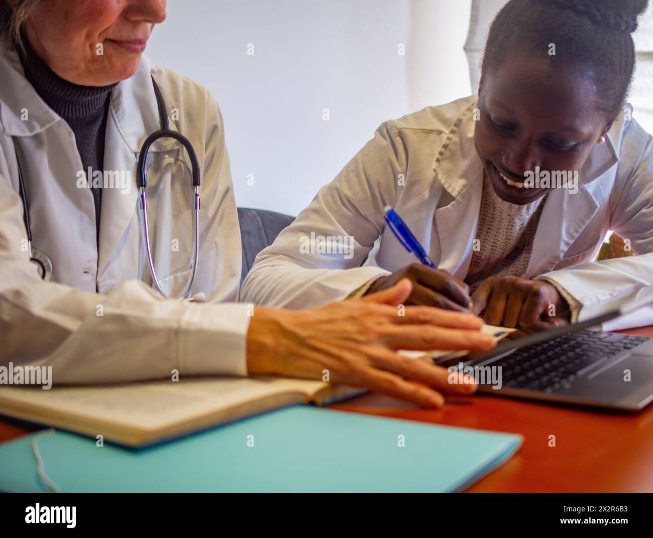 Junge afrikanische Ärztin trifft eine erfahrene Ärztin Stockfoto