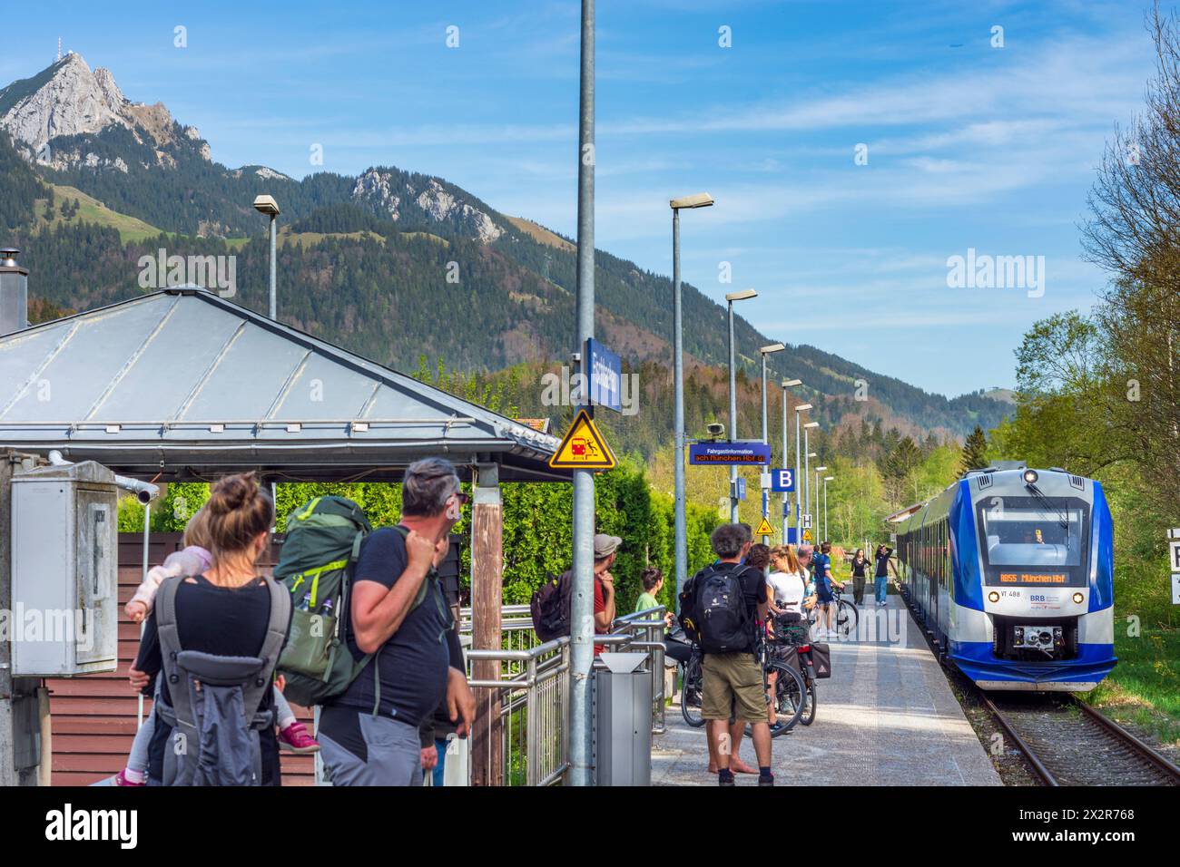 Fischbachau: Bahnhof Fischbachau, Nahverkehrszug der BRB in Oberbayern, Chiemsee Alpenland, Oberbayern, Bayern, Bayern, Deutschland Stockfoto