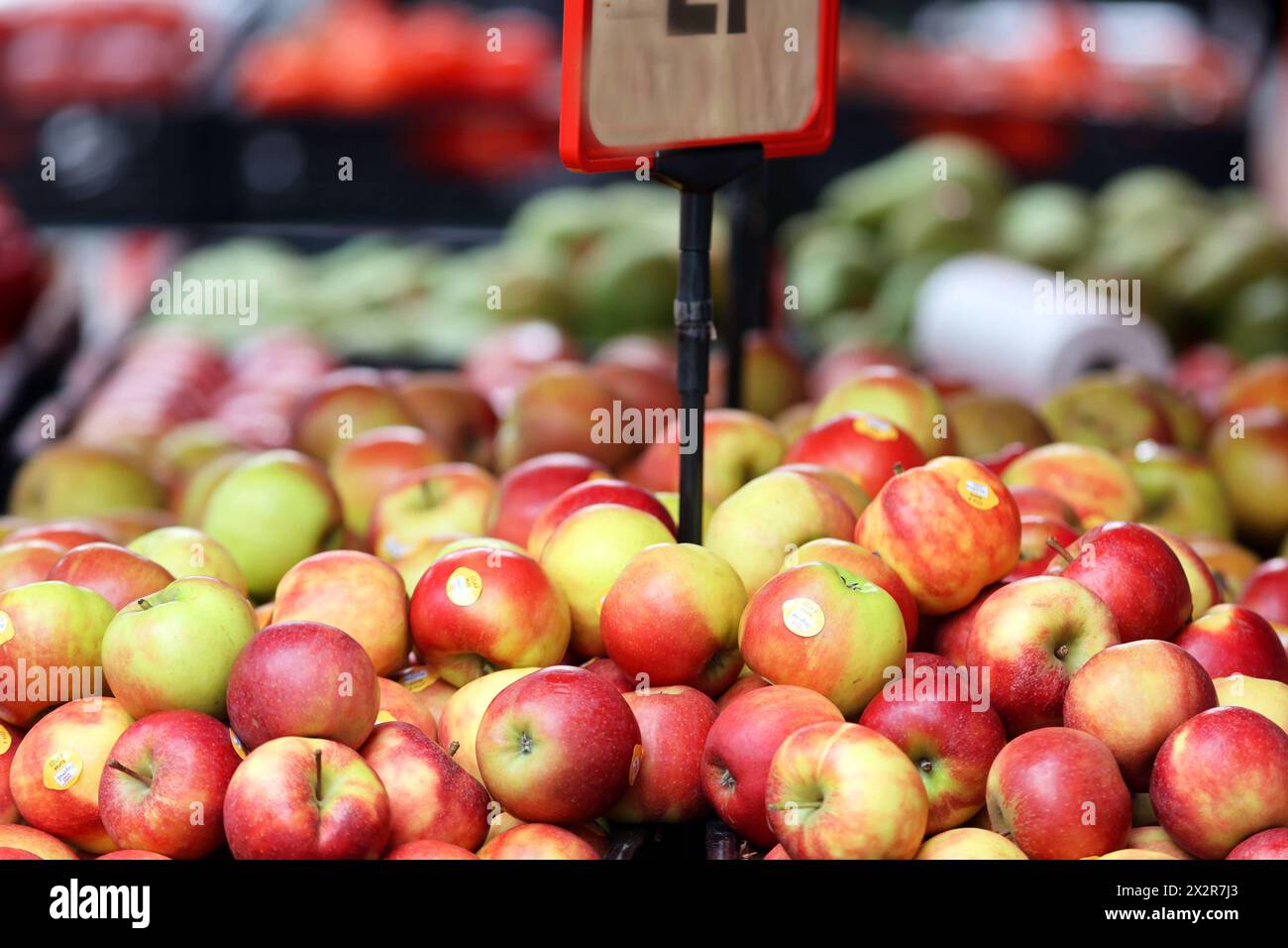 Obst ohne Verpackung Äpfel die lose angeboten werden, liegen an einem Obststand zum Verkauf bereit *** Obst ohne Verpackung Äpfel, die lose angeboten werden, stehen an einem Obststand zum Verkauf zur Verfügung Stockfoto