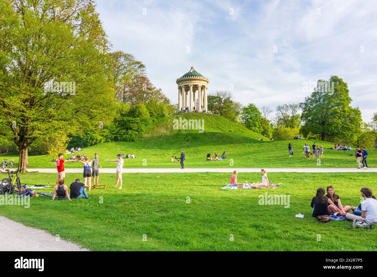 München, München: Menschen sitzen, spielen auf der Wiese bei Monopteros, Park Englischer Garten in Oberbayern, Bayern, Bayern, Deutschland Stockfoto