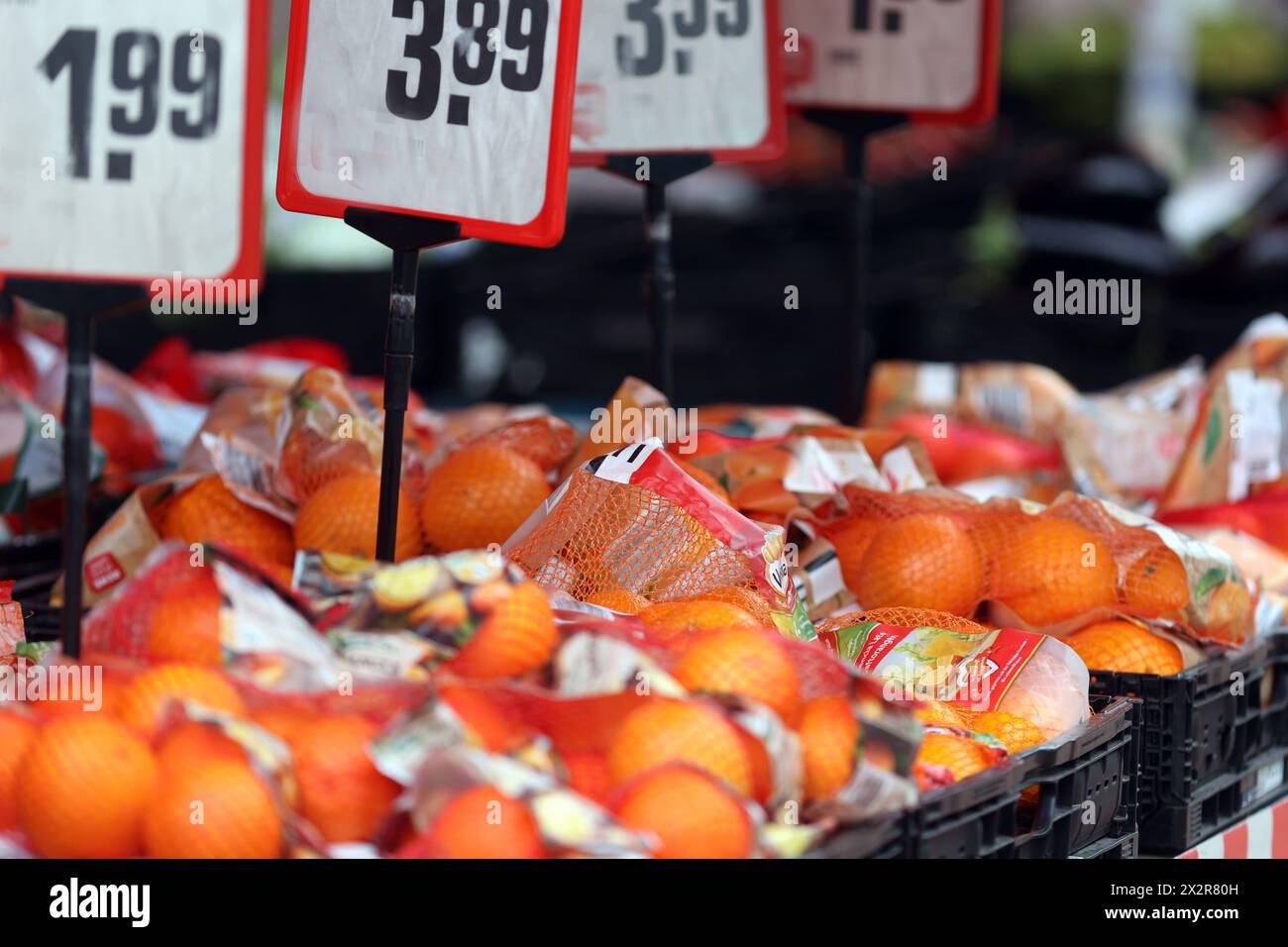 Obst als gesundes Nahrungsmittel Orangen liegen nach langen Transportwegen in Netzen zum Verkauf bereit. *** Obst als gesunde Nahrung Orangen sind nach langen Transportwegen in Netzen zum Verkauf bereit Stockfoto