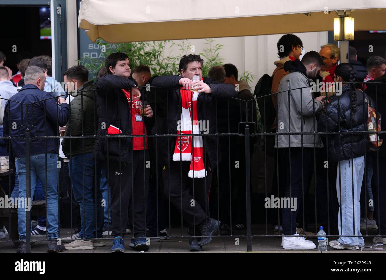 Arsenal-Fans vor dem Premier League-Spiel im Emirates Stadium in London. Bilddatum: Dienstag, 23. April 2024. Stockfoto