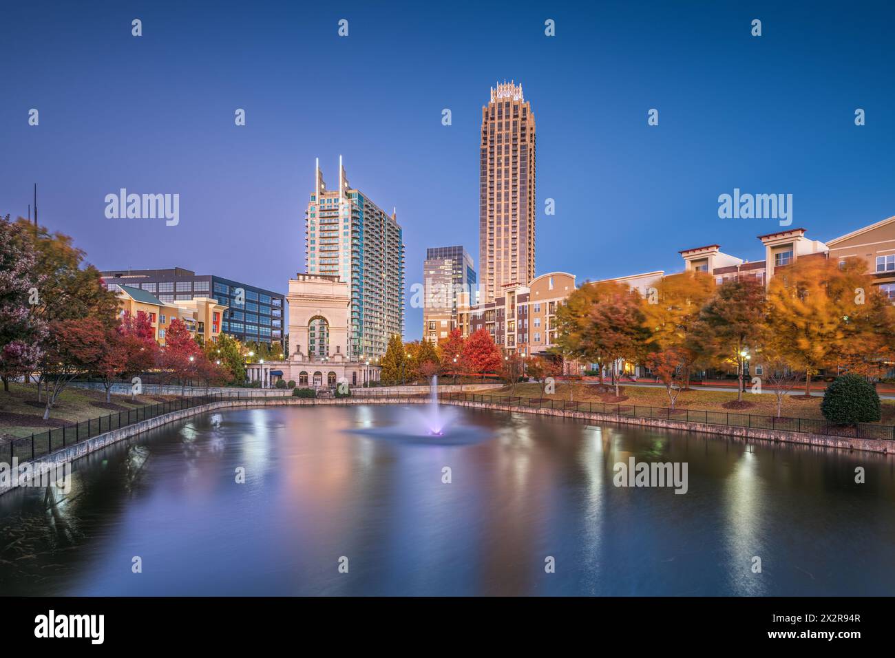 Atlanta, Georgia, USA Skyline von Atlantic Station in der Dämmerung mit Herbstlaub. Stockfoto