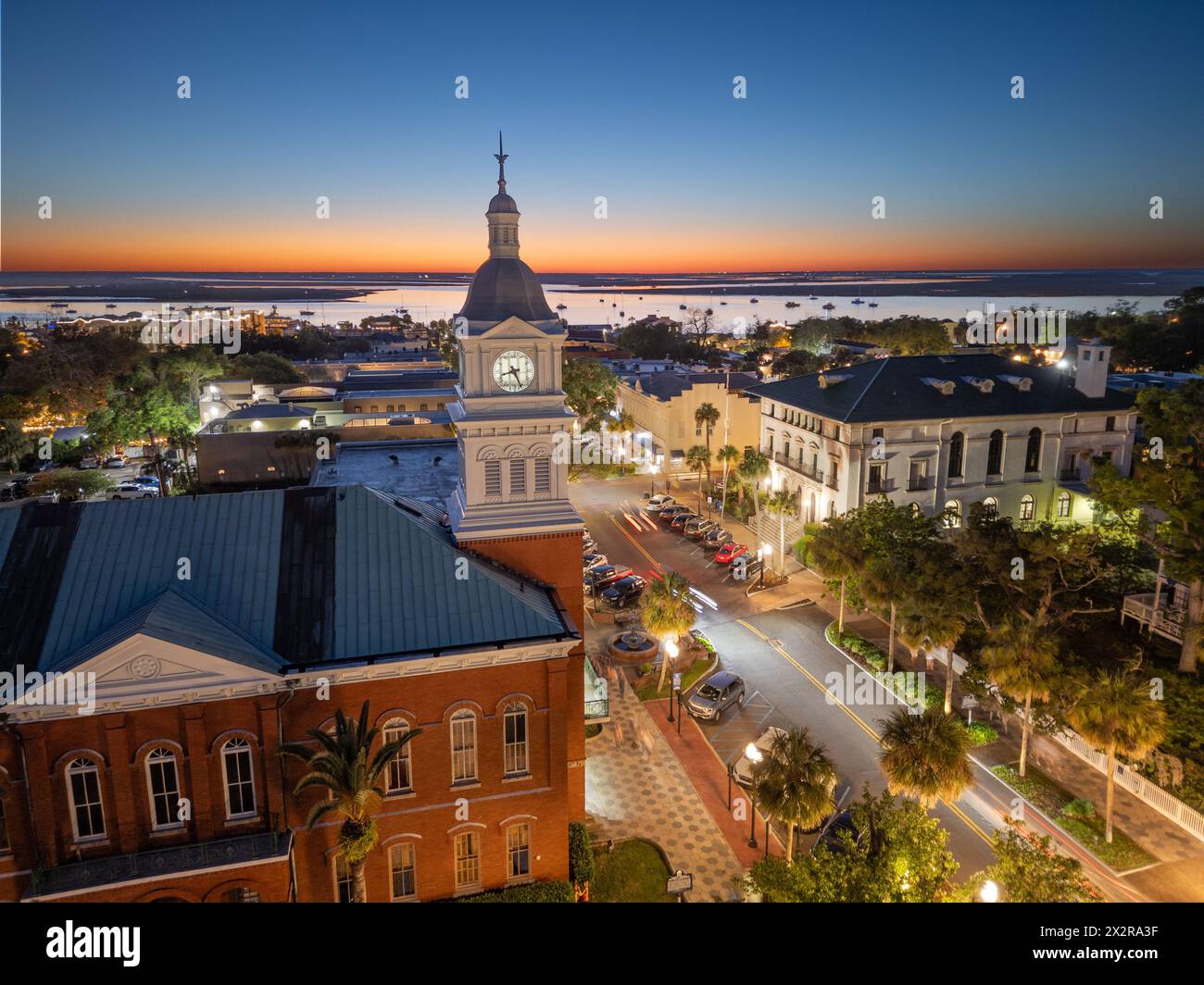 Fernandina Beach, Florida, USA, historische Stadtlandschaft in der Abenddämmerung. Stockfoto