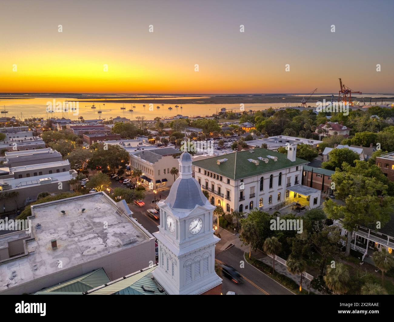 Fernandina Beach, Florida, USA, historische Stadtlandschaft in der Abenddämmerung. Stockfoto